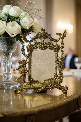 fiabesca cornice con aquile ballerine e scalinata