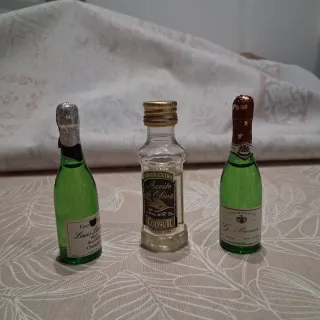 Collezione di mini bottiglie di bevande