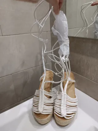 Alpargatas cuña blancas y beige