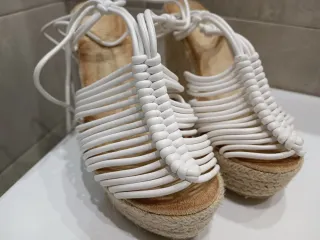 Alpargatas cuña blancas y beige