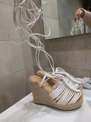 Alpargatas cuña blancas y beige