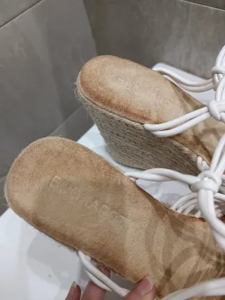 Alpargatas cuña blancas y beige