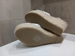 Alpargatas cuña blancas y beige