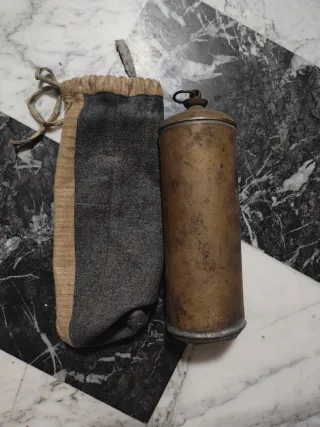 Bottiglie in ottone Set due bottiglie da guerra