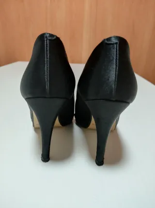 Zapatos de tacón negros peep toe Ángel Alarcón