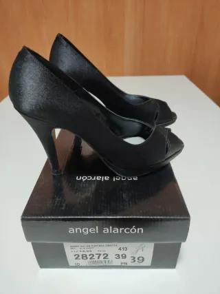 Zapatos de tacón negros peep toe Ángel Alarcón