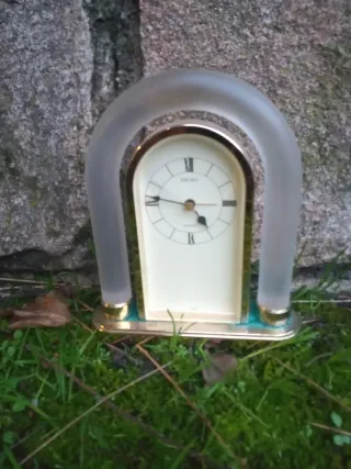 Reloj de mesa Seiko dorado y beige