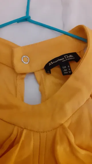 Blusa amarilla con volantes