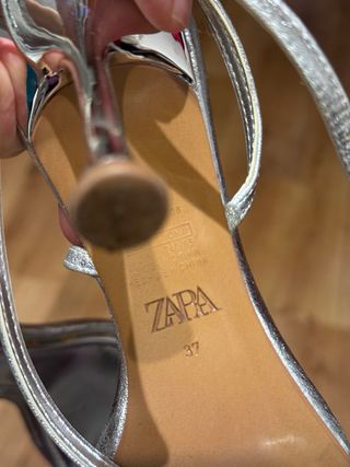 Sandalias tacón Zara plateadas lazo