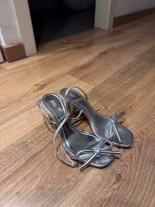 Sandalias tacón Zara plateadas lazo