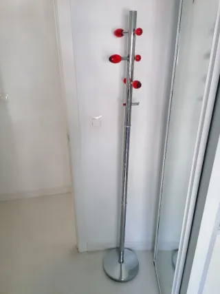 Perchero de pie moderno rojo y plateado