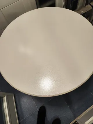 Mesa redonda cocina metal y plástico.