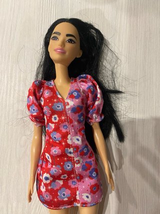 Muñeca Barbie con vestido floral y tacones