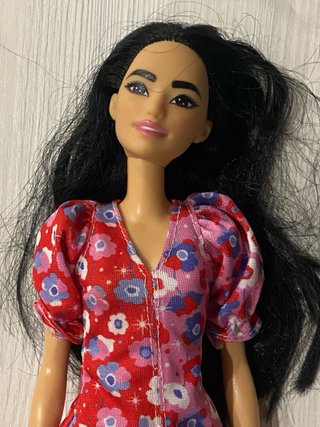 Muñeca Barbie con vestido floral y tacones