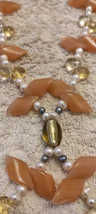 Collar largo perlas río, dorado y ámbar