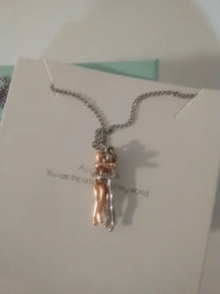 Collar abrazo figuras plata y oro