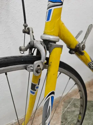 Bicicleta de carretera amarilla