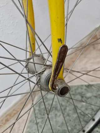 Bicicleta de carretera amarilla