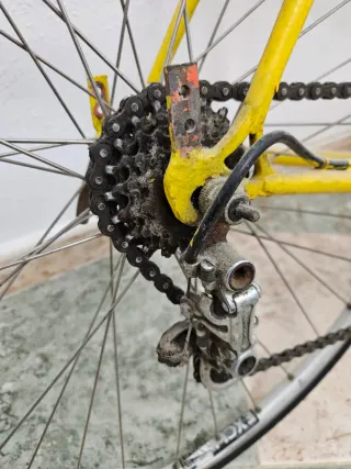 Bicicleta de carretera amarilla