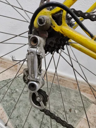 Bicicleta de carretera amarilla