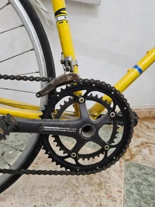 Bicicleta de carretera amarilla
