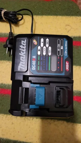 Cargador Makita DC40RA XGT 40Vmax