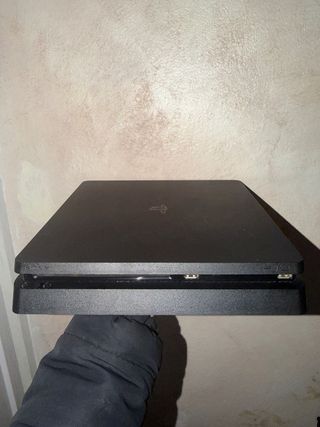 Playstation 4 Slim Nera con due joypad