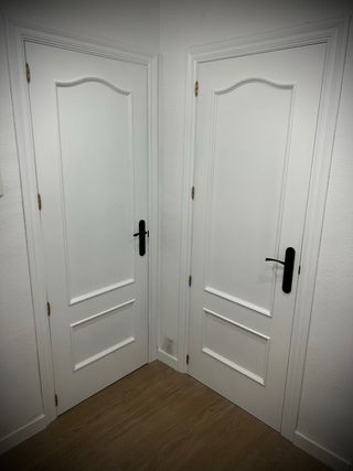 Puerta de madera oscura con manilla dorada