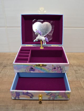Joyero musical aterciopelado y unicornio giratorio