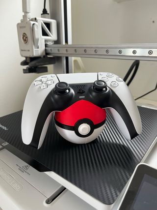 Soporte Pokeball para mando PS5