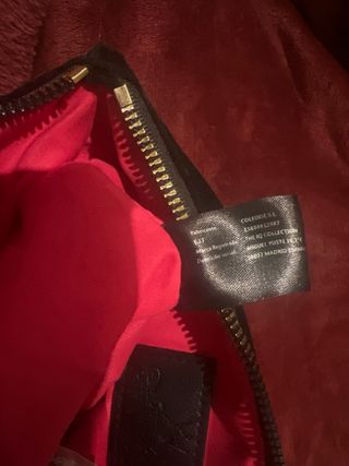 Bolso negro de terciopelo con logo dorado,un uso.