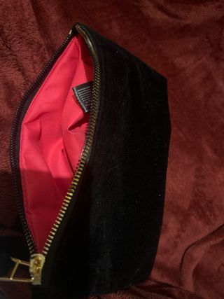 Bolso negro de terciopelo con logo dorado,un uso.