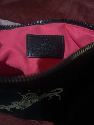 Bolso negro de terciopelo con logo dorado,un uso.