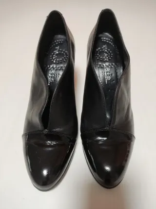 Zapato tacón semiacerrado negro