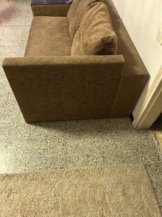 Sofá de tela marrón