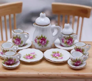 Vajilla in miniatura in porcellana con fiori rosa