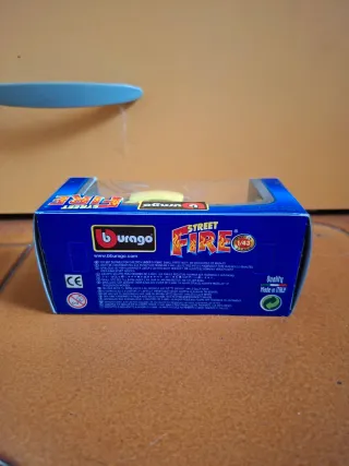 Bburago 1/43 Volkswagen New Beetle Gialla