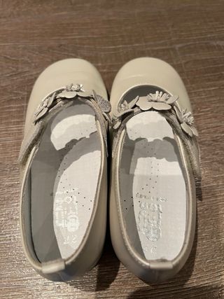 Zapatos de  piel perla niña 3 flores Numero 27