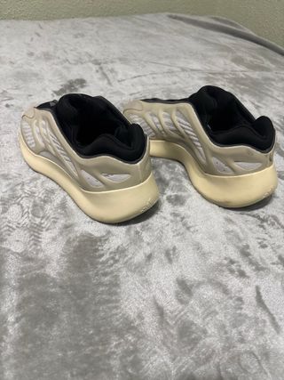 Adidas Yeezy 700 V3 Beige/Blanco