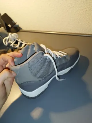 Jordan 11 Gris y Blanco