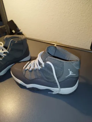 Jordan 11 Gris y Blanco