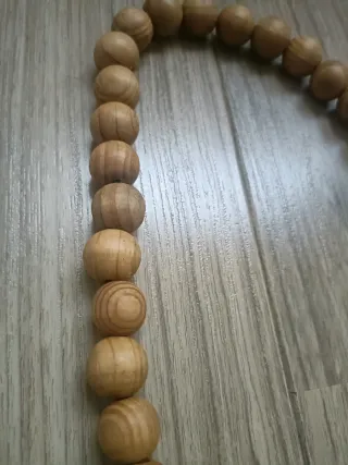 Collar de bolas de madera natural