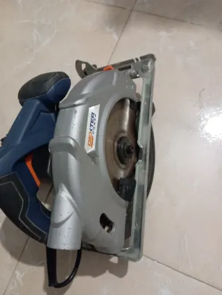 Sierra circular azul y gris