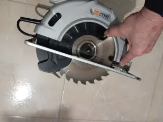 Sierra circular azul y gris