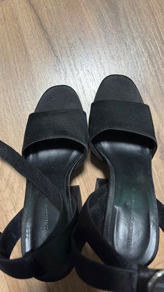 Tacchi da piattaforma neri con design sandalo