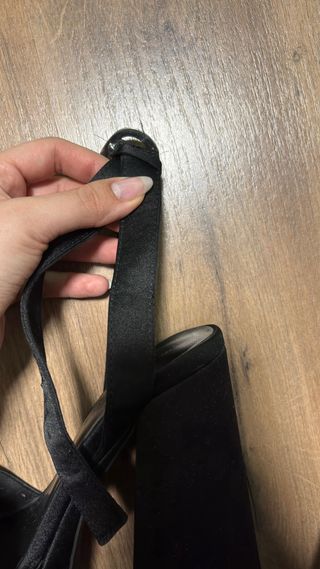 Tacchi da piattaforma neri con design sandalo