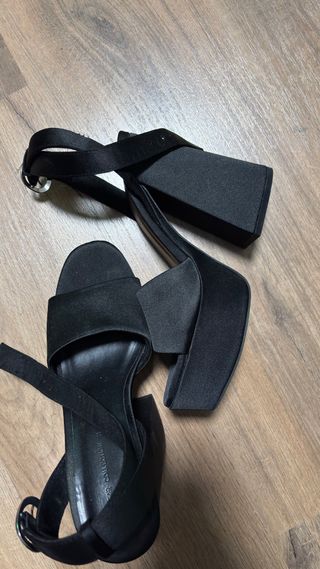 Tacchi da piattaforma neri con design sandalo