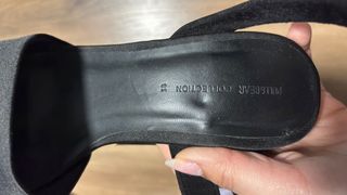 Tacchi da piattaforma neri con design sandalo