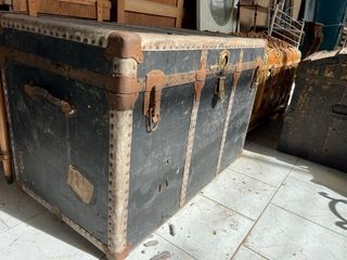 Antichi bauli di legno e metallo da nave