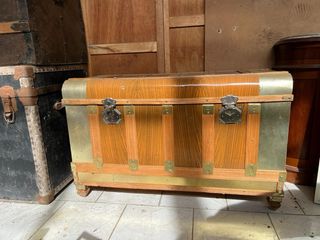 Antichi bauli di legno e metallo da nave